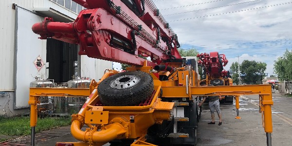 泵車清洗作業要關上料斗柵欄