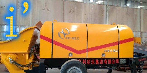 為什么在安置混凝土輸送泵時，要在機架底部墊木塊？